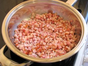 Каннеллони с беконом под томатным соусом