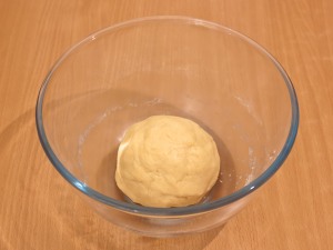 Клубничный пирог с миндальными лепестками (или кокосовой стружкой)