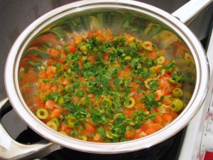 Рыба в томатном соусе с оливками
