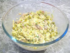 Салат с копченой скумбрией