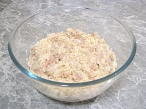 Салат с печенью трески, рисом и яйцами