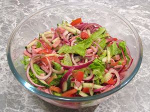Салат с ветчиной, помидорами, огурцами и маринованным луком