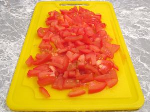 Салат с ветчиной, помидорами, огурцами и маринованным луком