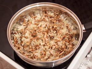Перепела с рисом, белыми грибами и грибным соусом