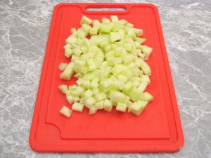 Салат с капустой, яблоком и изюмом