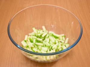 Салат с капустой, виноградом и яблоком