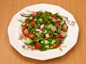 Салат с черемшой и овощами