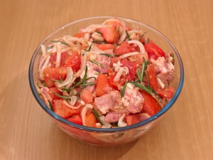 Шашлык из свинины, маринованной в помидорах, розмарине и луке