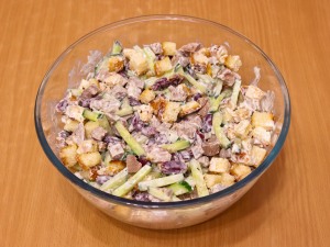 Салат с фасолью, говядиной и сухариками