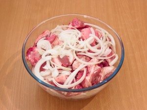 Шашлык из свинины, маринованный в розовом соусе