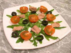 Салат с помидорами и тунцом