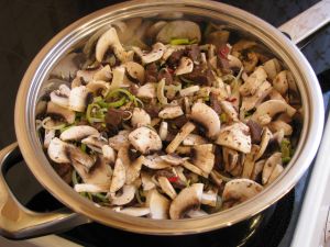 Фетучини с телятиной и грибами под сливочным соусом