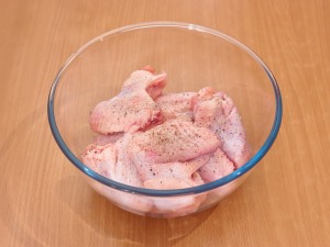 Куриные крылышки, запеченные в розовом соусе