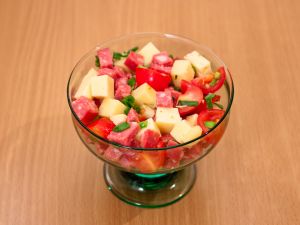 Салат с колбасой, сыром и помидорами