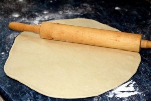 Тонкое тесто для пиццы, которое пригодится в хозяйстве