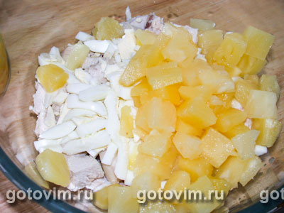 Салат из курицы с ананасами