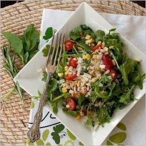 Салат с рукколой, помидорами и кукурузой