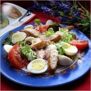 Салатик из перепелиных яиц, курицы, помидоров и пармезана