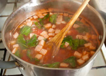 Мясной суп с фасолью и томатами